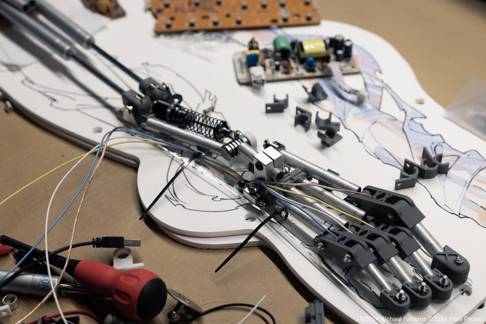 「ライカ」足の制作風景、ダンパーやアルミ棒を組み合わせて骨を作っている