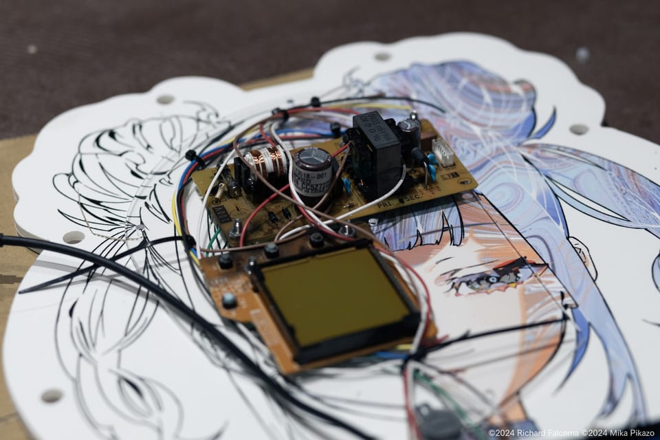 「ライカ」頭部の制作風景、ディスプレイと基板と配線
