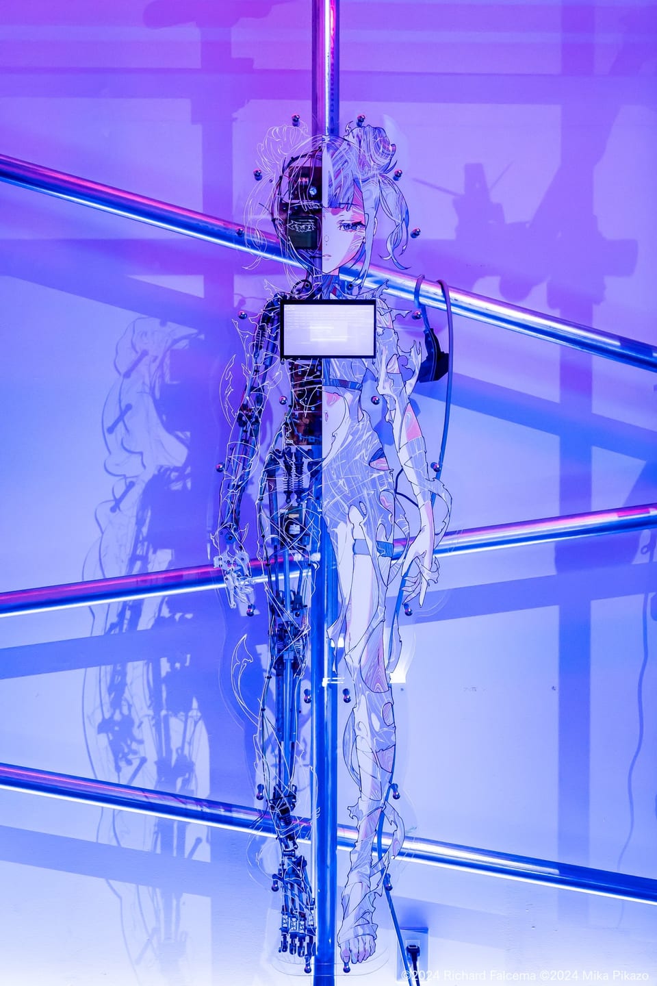 「ライカ」全身像　左半身は透明パネルで透けており、ロボット的な内部メカ構造が見える