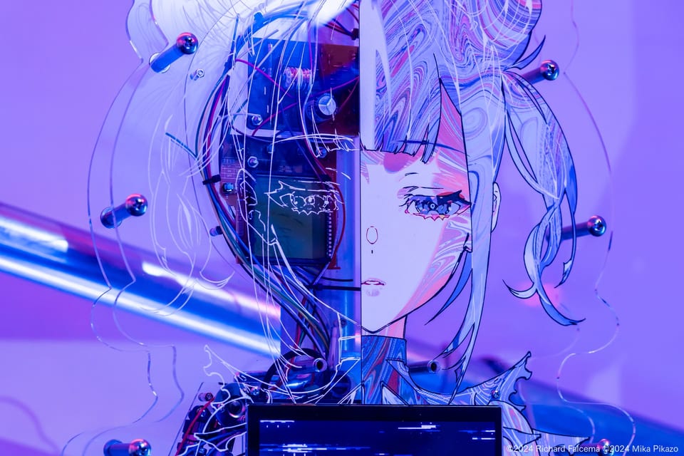 「ライカ」頭部、基板やディスプレイとケーブルが中に詰まっている