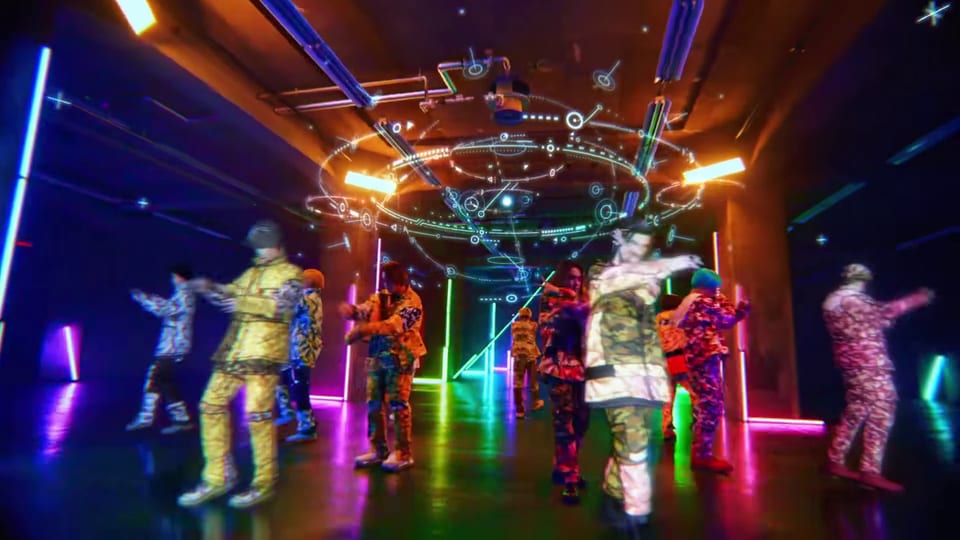 VIVA LA EVOLUCION ダンスシーン VFXで宙に浮かぶホログラムとアバター